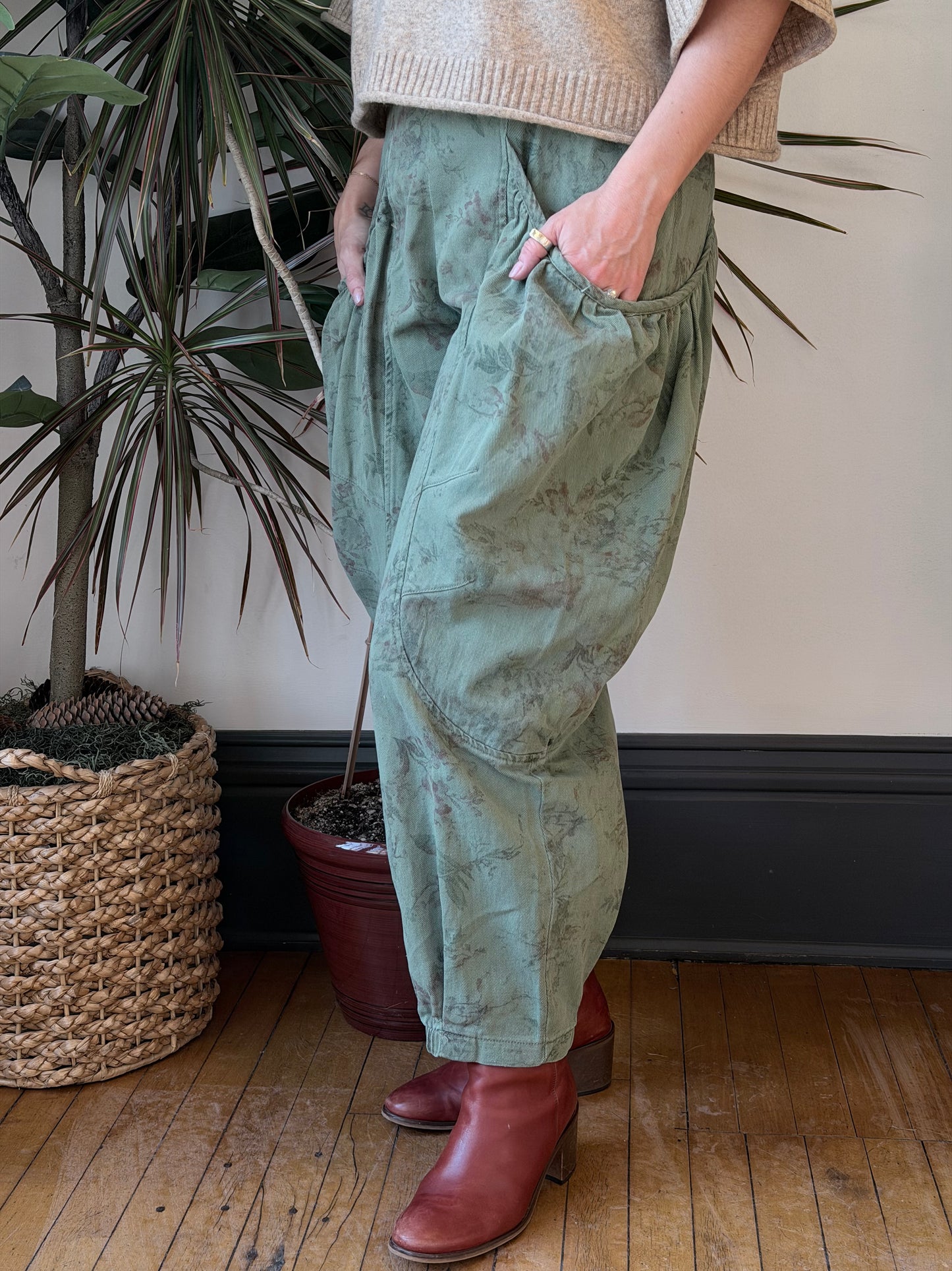 Curved Cargo Pocket Barrel Pant