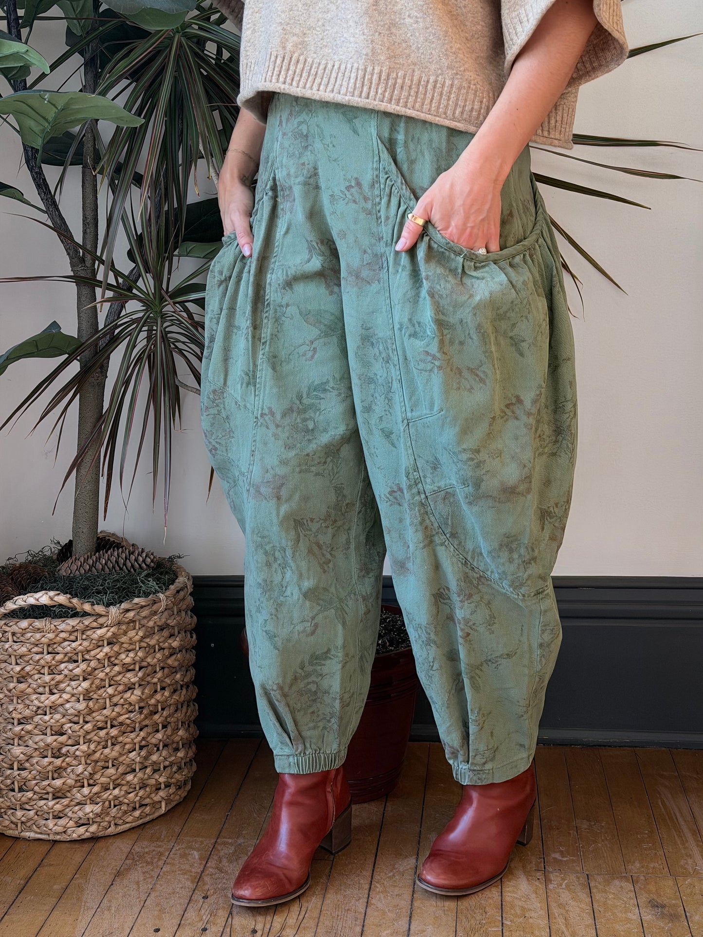 Curved Cargo Pocket Barrel Pant