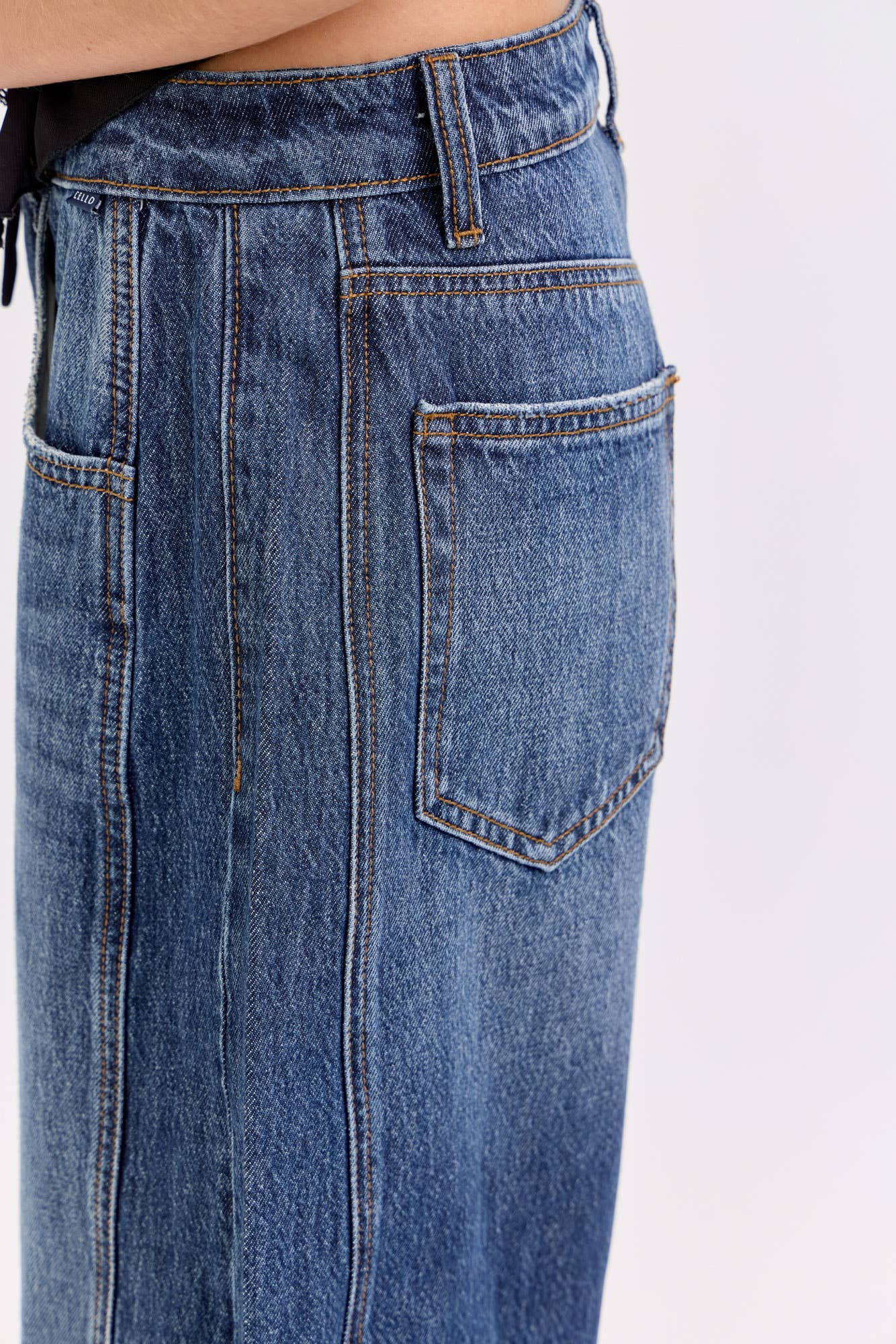 Relaxed Barrel Leg with Cuff